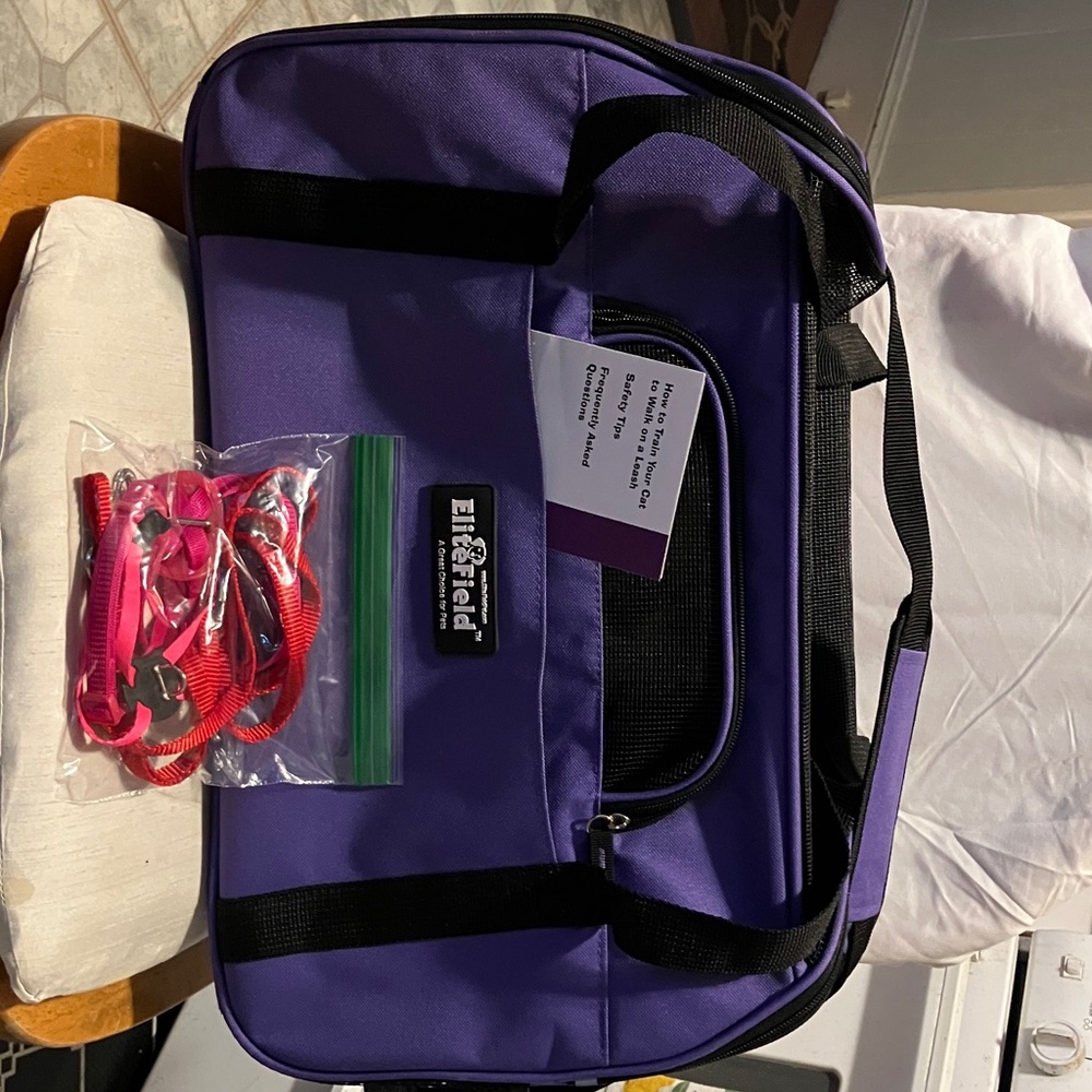 Elite Field large cat carrier n training booklet n leash, n neck piece. Perfect